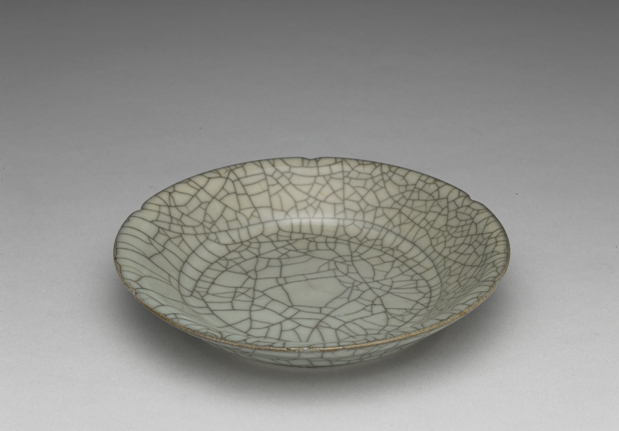 Dish with hibiscus-shaped rim in celadon glaze, Yuan dynasty, 14th century-China Archive
